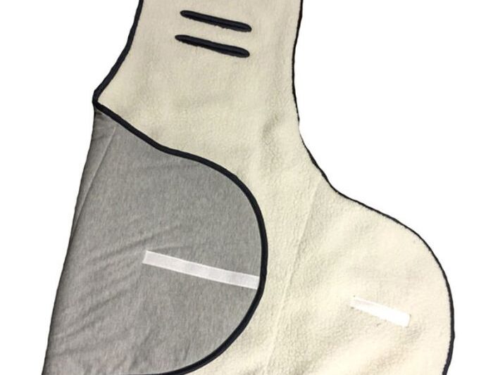 Teppe til barnesete 8-18 mndr, grått m/blå kant