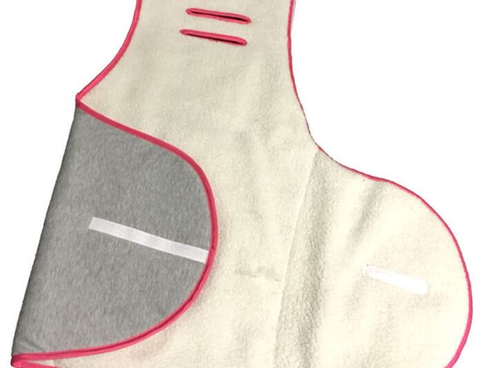 Teppe til barnesete 8-18 mndr, grått m/rosa kant